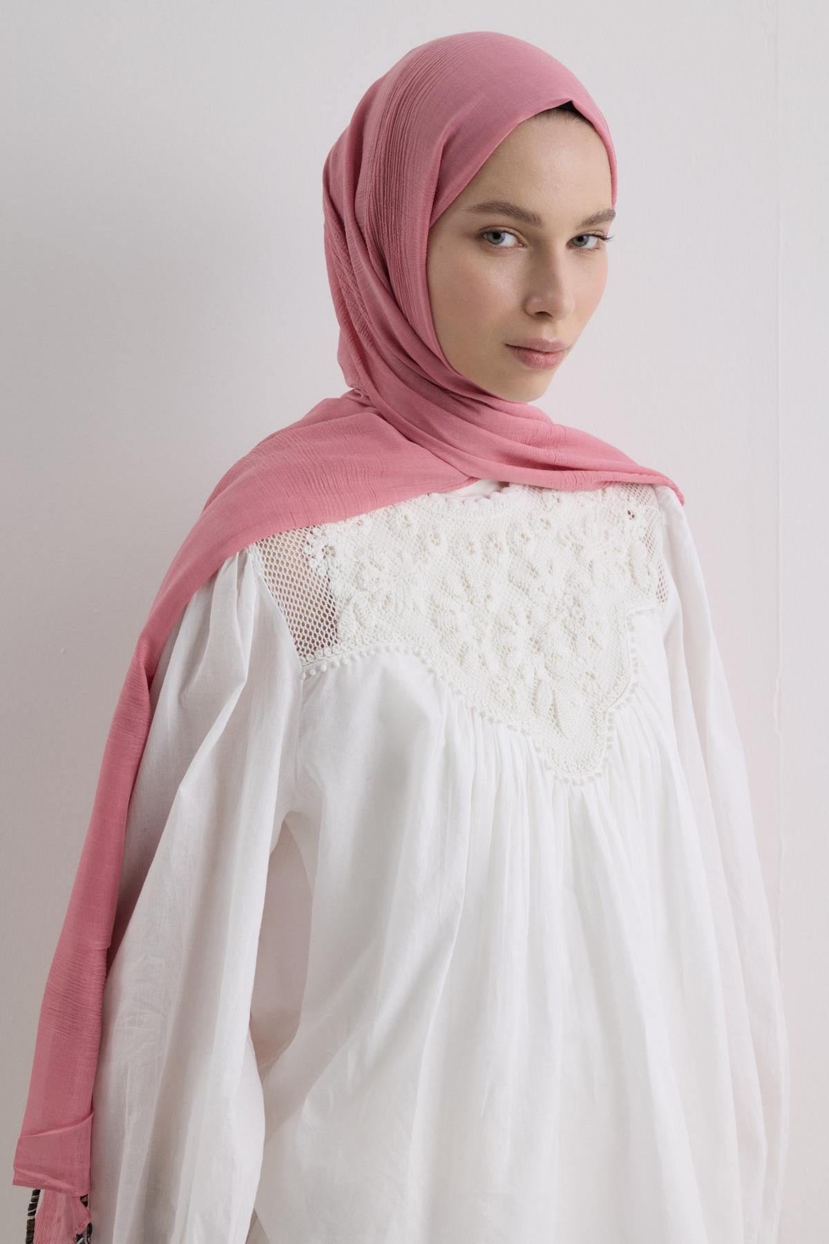 Brıce şeker pembe uzun saçak püsküllü pamuklu şal | Renk: Şeker pembe