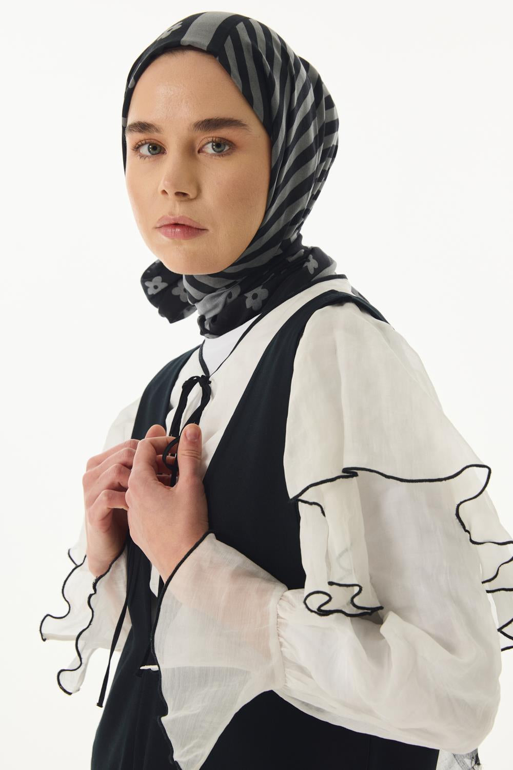 Lenora siyah - gri çizgili papatya desen pamuklu şal | Renk: Siyah gri