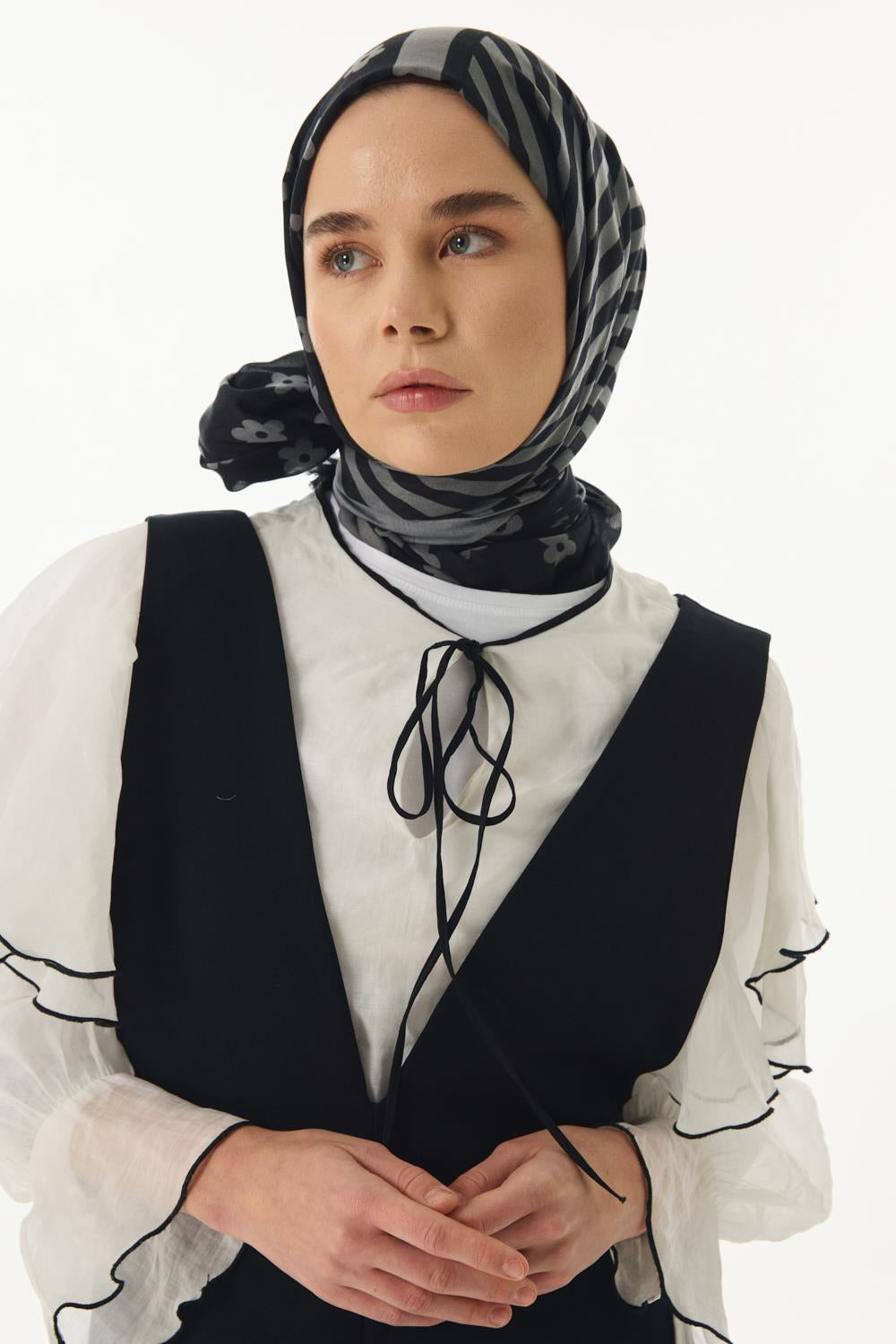Lenora siyah - gri çizgili papatya desen pamuklu şal | Renk: Siyah gri