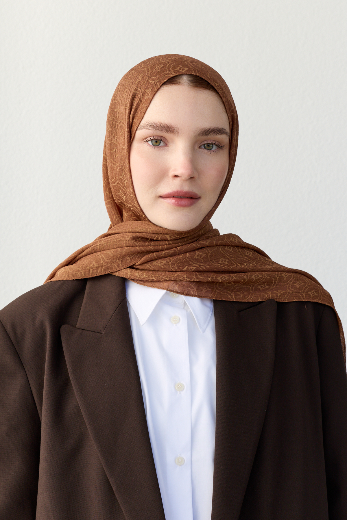 Luna logo jakarlı kahve gold şal | Renk: Hakikahve gold