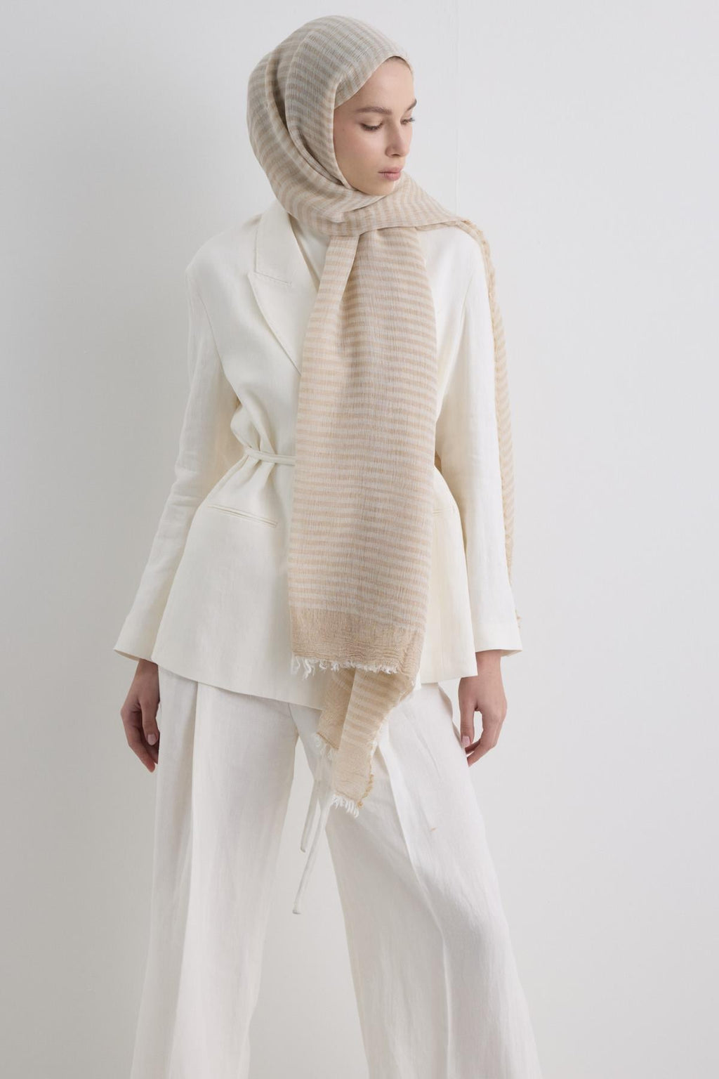 Sara bej geniş çizgili keten dokulu pamuklu şal | Renk: Bej